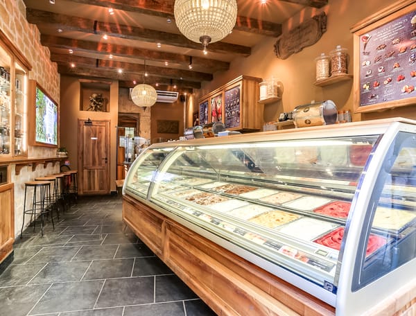 intérieur d'une franchise de glace Amorino