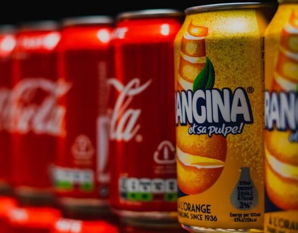 canettes Orangina sur étagère