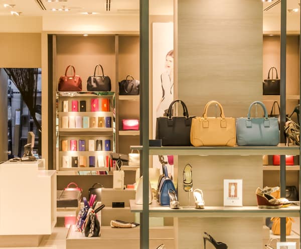 meubles de présentation dans un magasin de vêtement