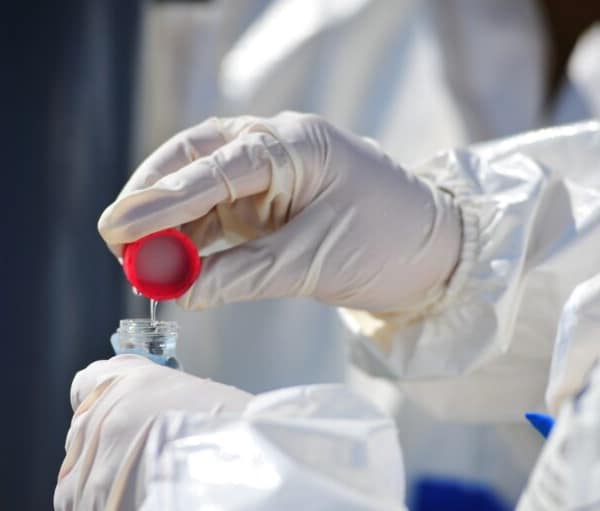 technicien qui réalise un prélèvement d'eau