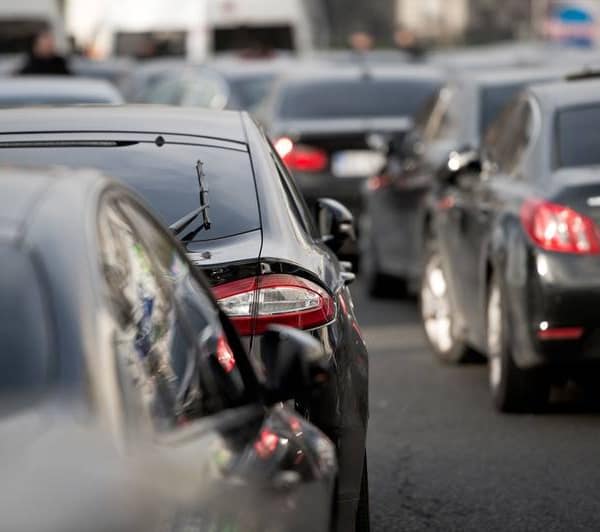 VTC dan une file de voiture