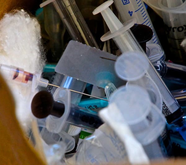 déchets médicaux dans une boite