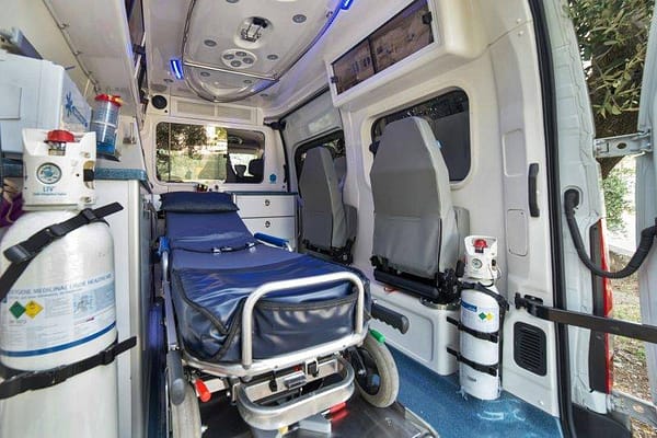 intérieur d'une ambulance avec ses équipements