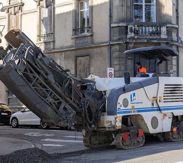 machine de chantier réalisant des travaux de canalisations en ville
