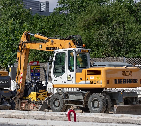 Engin de chantier sur une route en construction