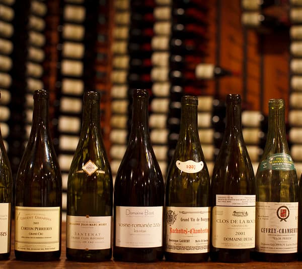 rangée de bouteilles de vin prestigieuses
