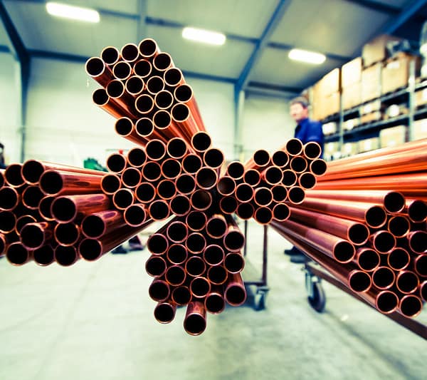 tuyaux en cuivre dans une usine