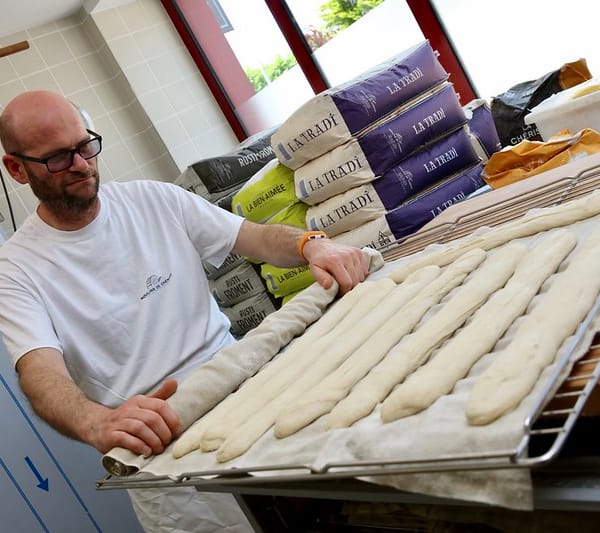 boulanger qui prépare la pâte pour faire des baguettes