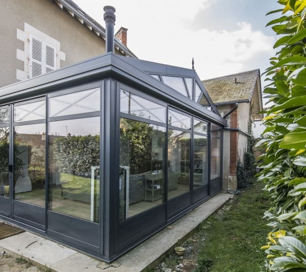 véranda en aluminium à côté d'une maison