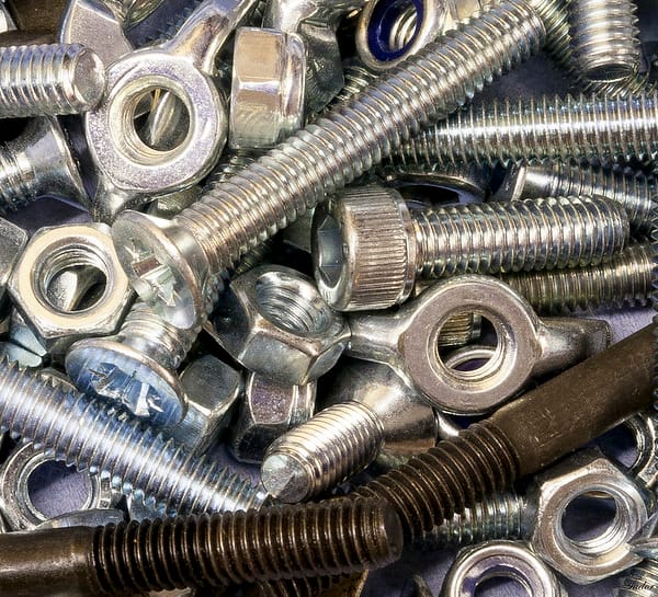 différentes formes et taille de vis et boulons