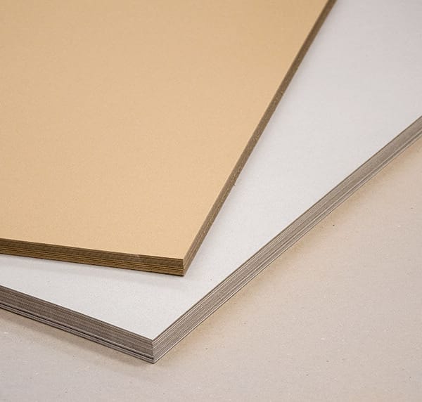 Deux plaques de carton rigide