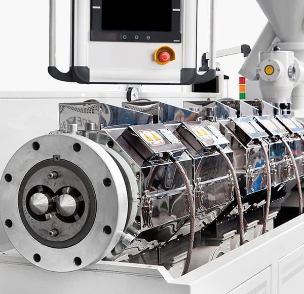 extrudeuse dans une usine