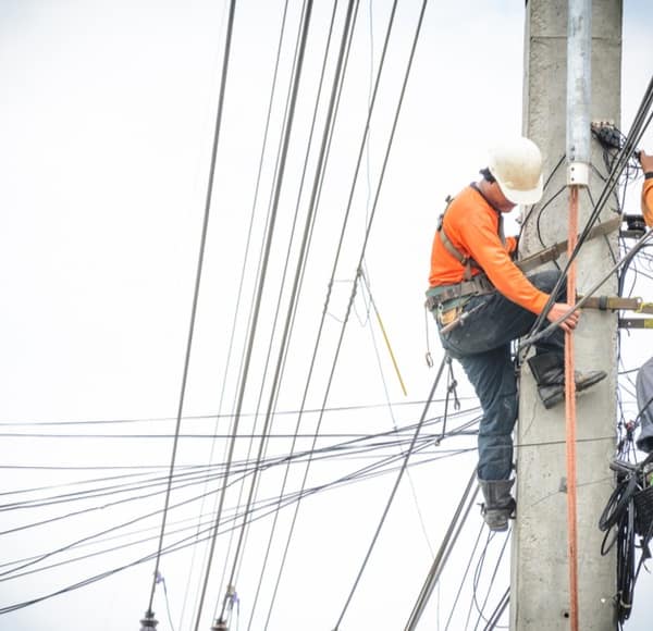 deux techniciens intervenant sur une ligne à haute tension