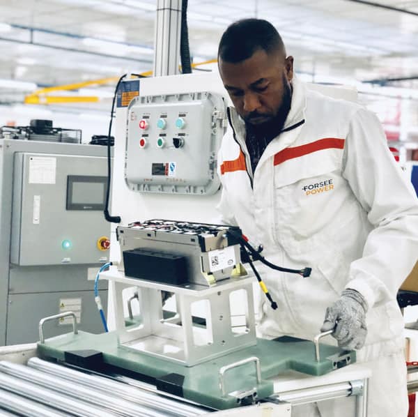 opérateur dans une usine de Forsee Power à Chasseneuil-du-Poitou