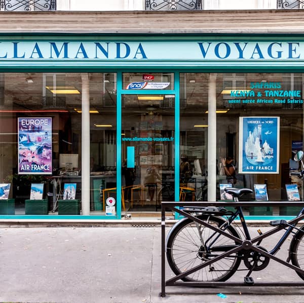 devanture d'une agence de voyage parisienne