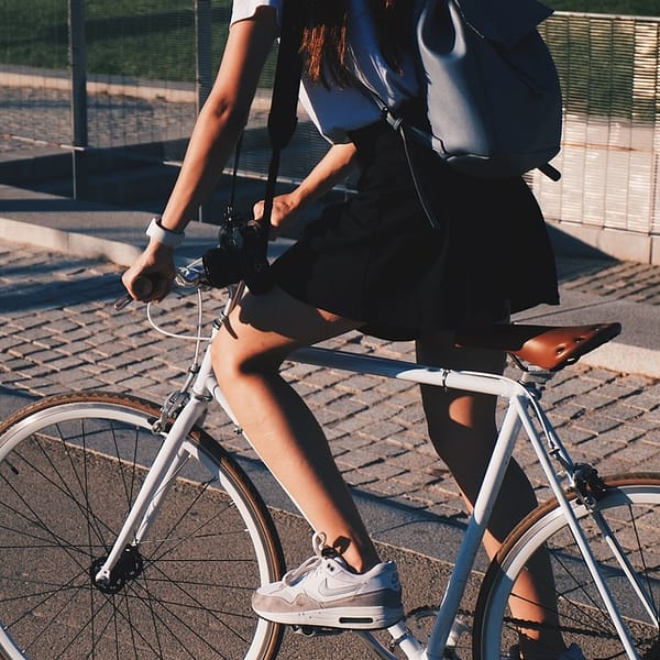Français urbain en train de faire du vélo