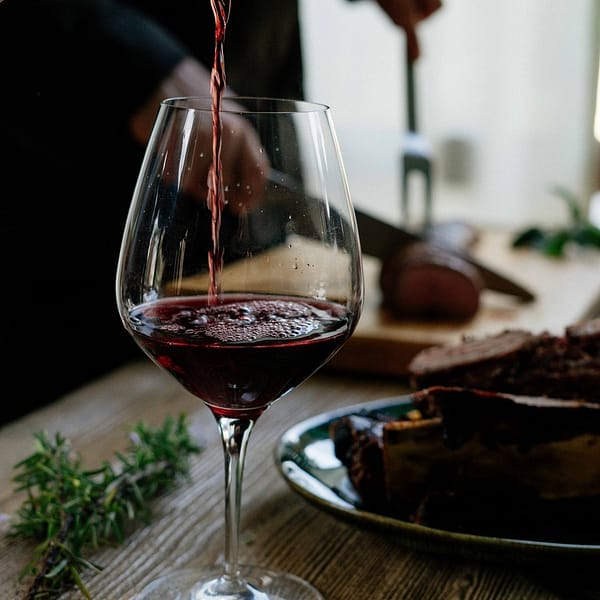 Verre de vin en train de se remplir d'un vin rouge de Bourgogne