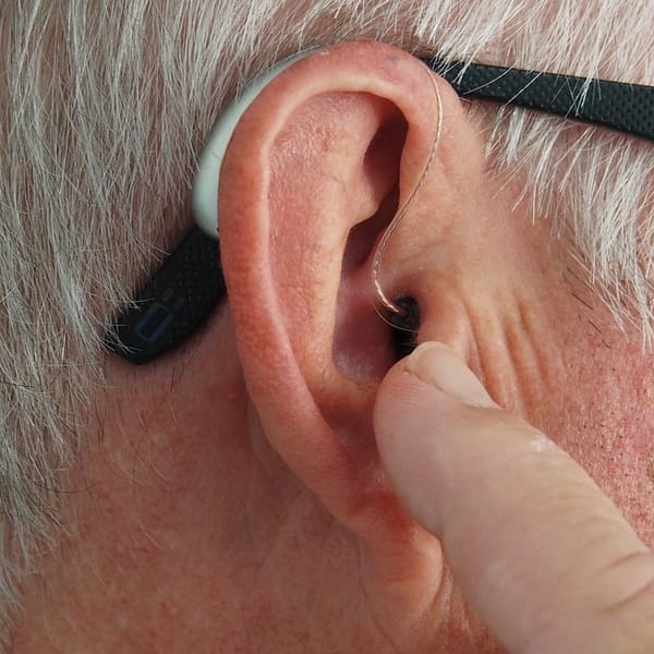 personne âgée qui porte un appareil auditif