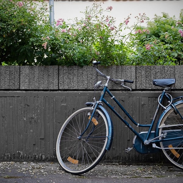 vélo vintage bleu appuyé sur un mur