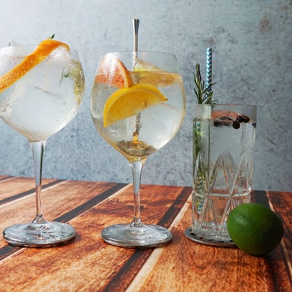 trois cocktails préparés à base de gin et de fruits
