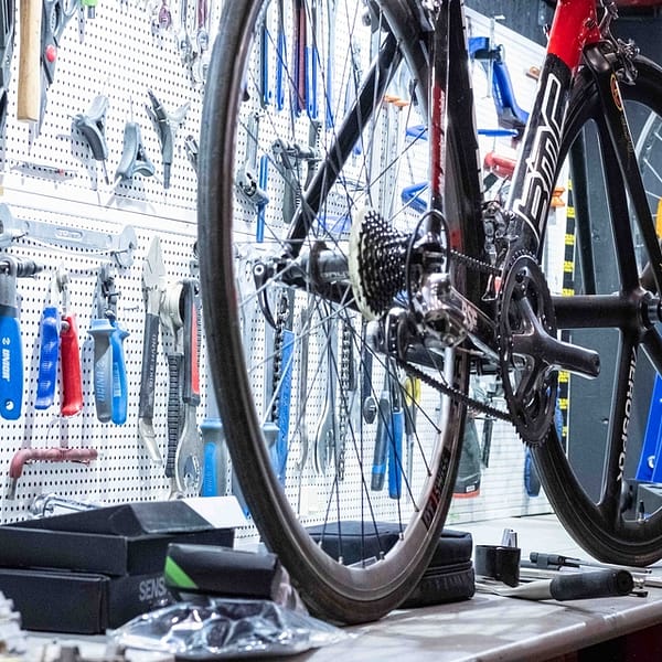 un vélo qui se fait réparer dans un magasin de vélo spécialisé