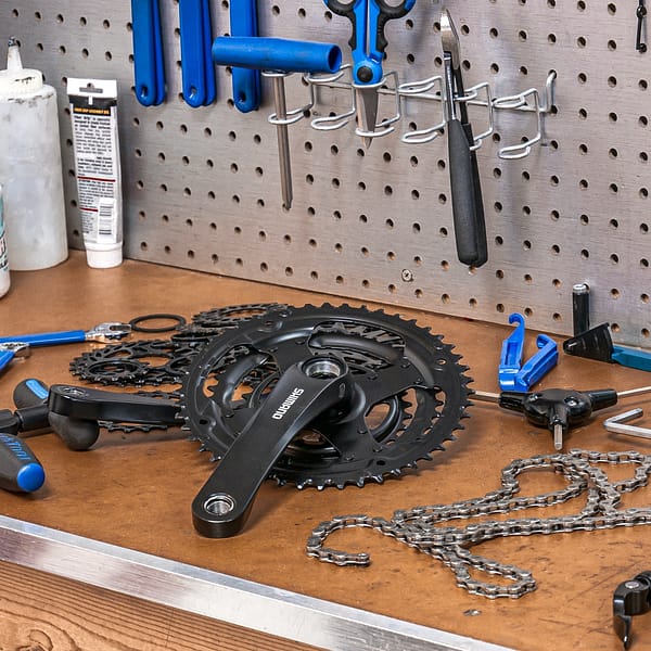 pièces détachées de vélos dans un atelier de réparation de vélos