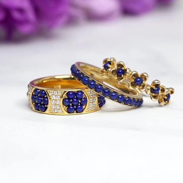 Trois bagues serties de pierres précieuses