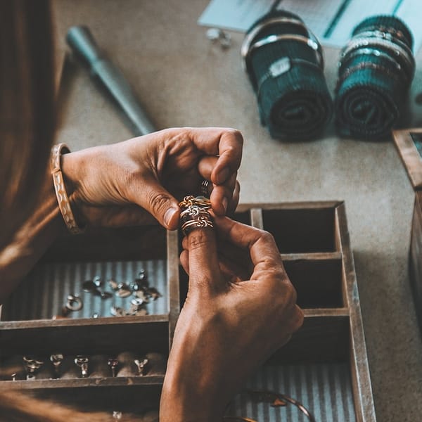 femme dans un atelier qui confectionne des bijoux fantaisie