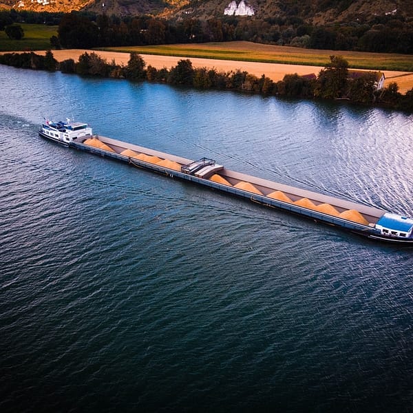 péniche qui transporte du sable de construction