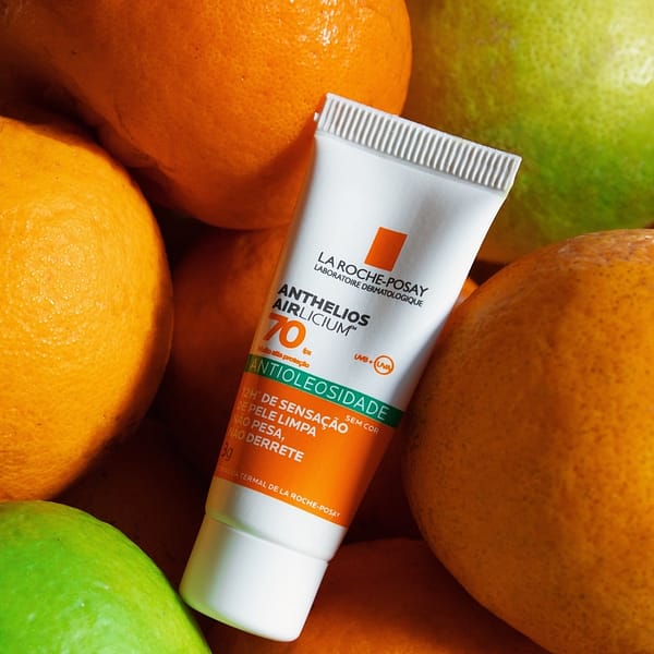 Crème solaire de la marque Laroche Posay au milieu de fruits