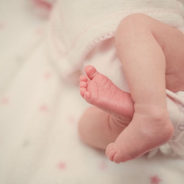 Bébé allongé sur le dos à qui l'on vient de changer la couche