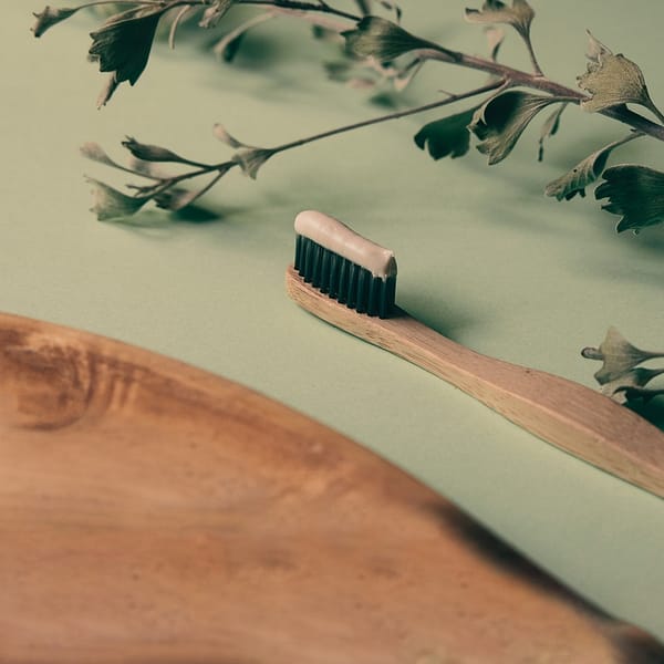 brosse à dent en bois posée sur une table