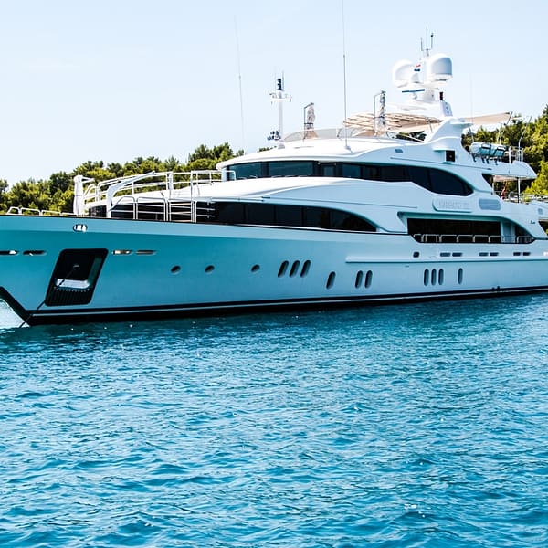 yacht de luxe qui est amarré en pleine nature