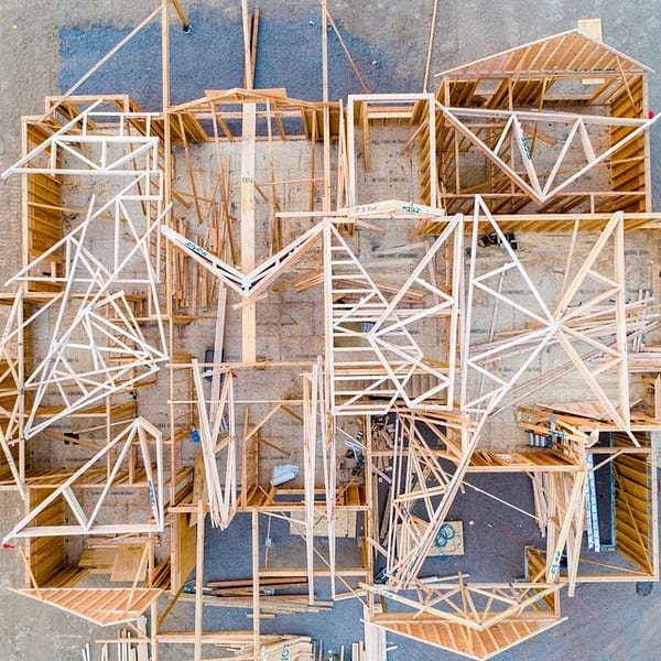 Structure en bois en cours de construction avec des éléments modulaires