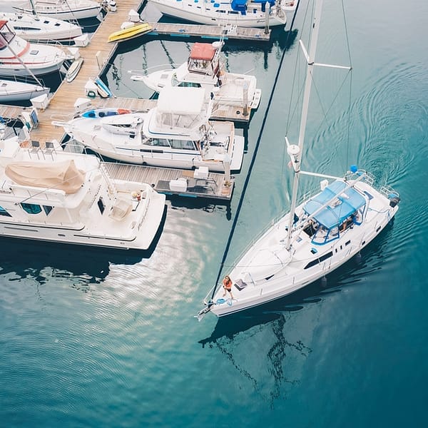 plusieurs bateaux de plaisance amarrés dans le port d'Antibes