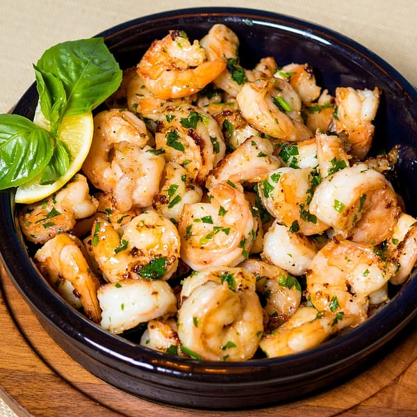 poêle remplie de crevettes cuites