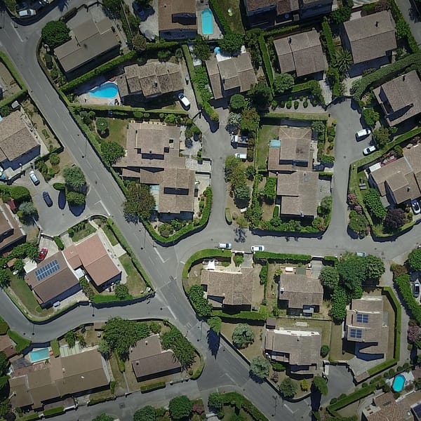 Vue du ciel d'une résidence avec des maisons individuelles
