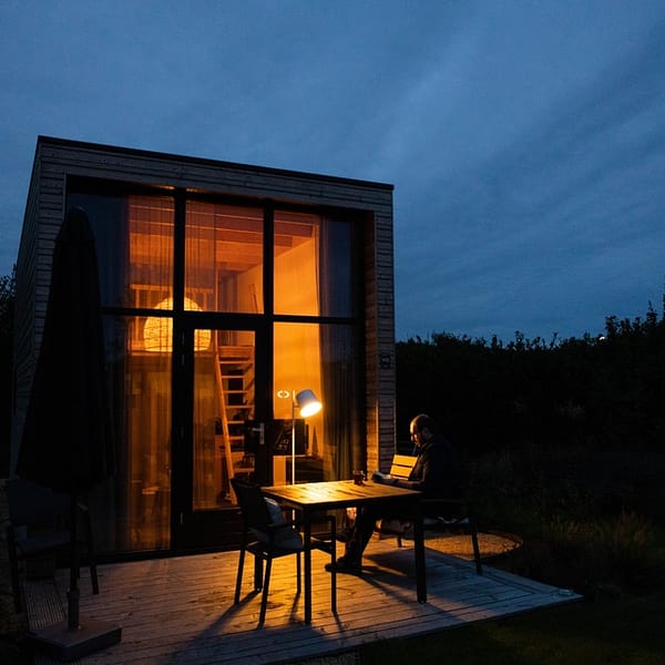 extérieur d'une tiny house fixe avec une véranda