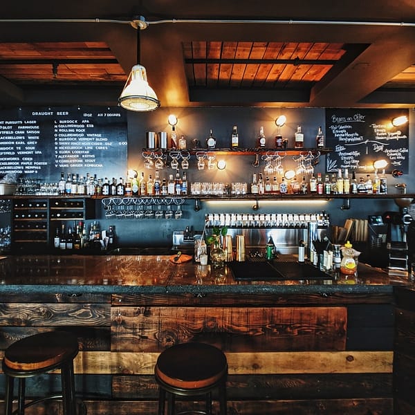 Intérieur d'un bar vide avec tous les équipements