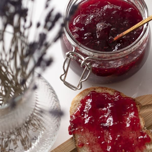 confiture dans un pot et sur une tartine pour le petit déjeuner