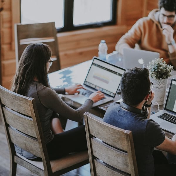 Personnes qui travaillent avec leur ordinateur à l'intérieur d'un espace de coworking