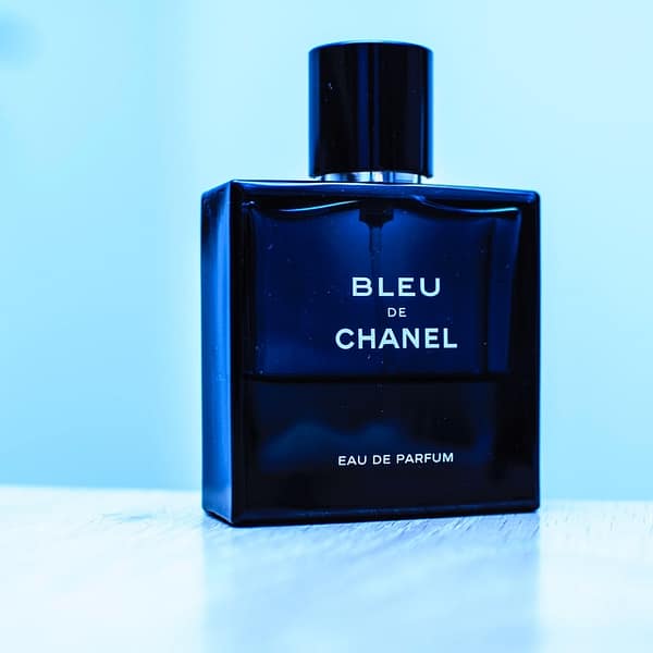 Gros plan sur un parfum bleu de Chanel