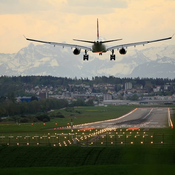 Avion qui atterrit sur une piste d'atterrissage d'un aéroport