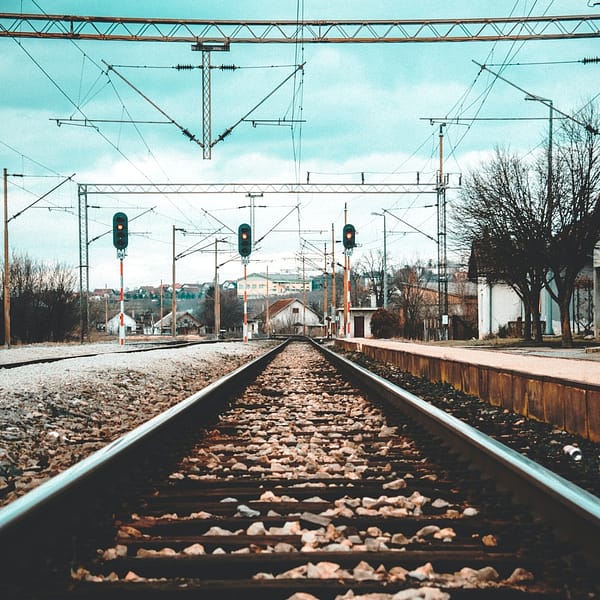 gros plan sur des rails de train