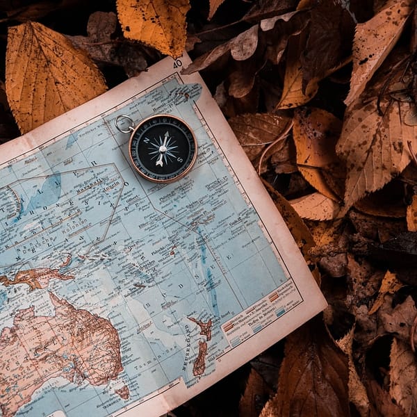 carte et boussole symbolisant le voyage
