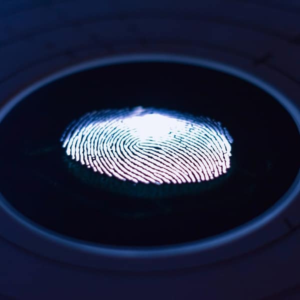 empreinte digitale analysée par un système biométrique