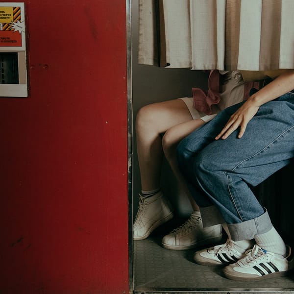 deux personnes à l'intérieur d'une cabine photographique