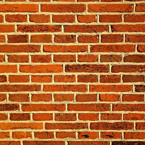 un mer réalisé avec des briques en terre cuite