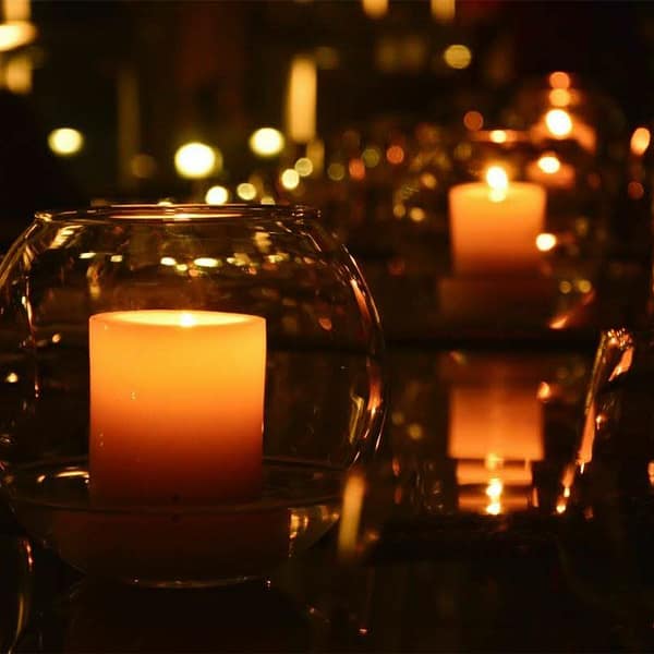 plusieurs bougies de décoration dans un restaurant