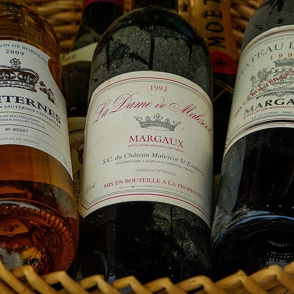 Trois bouteilles de vin de maisons bordelaises